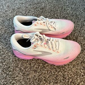 Women’s Brooks 15